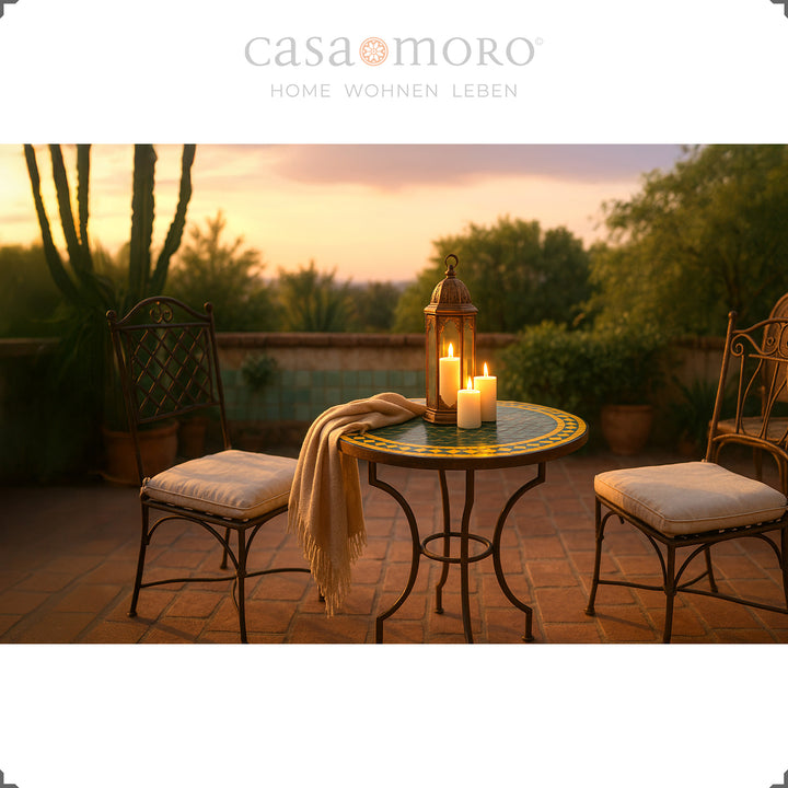 Bistrotisch Ø 60 cm auf Terrasse mit zwei Stühlen