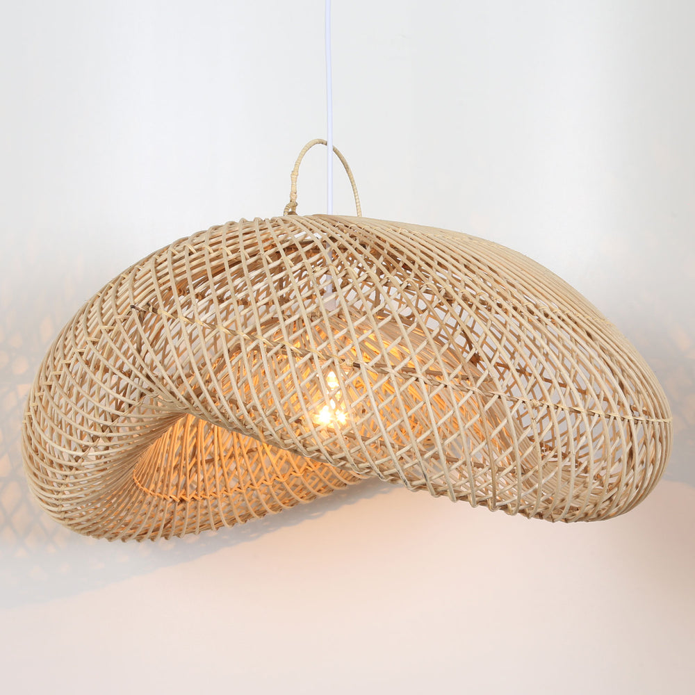Naturbeige Rattanlampe Luna mit leuchtender Lichtquelle unter dem geschwungenen Schirm vor hellem Hintergrund