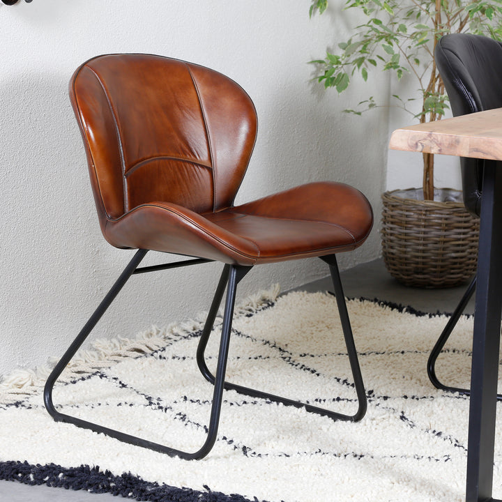 Chaise en cuir rouge-brun