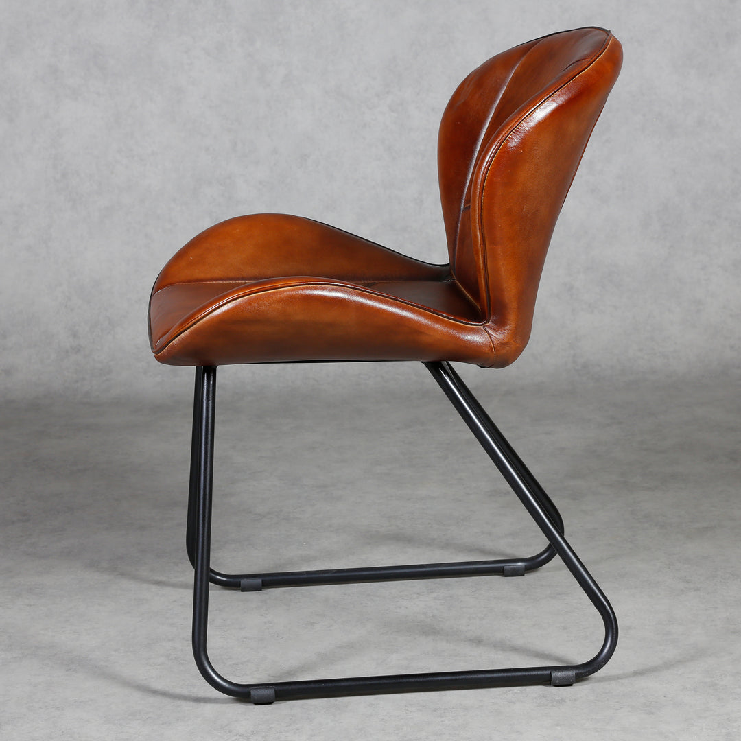 Chaise en cuir rouge-brun
