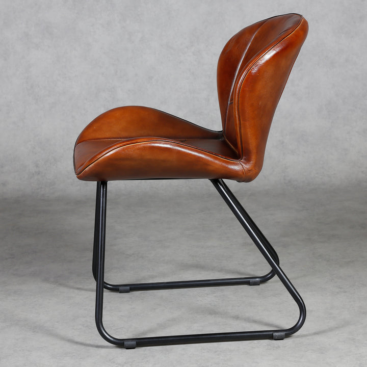 Chaise en cuir rouge-brun