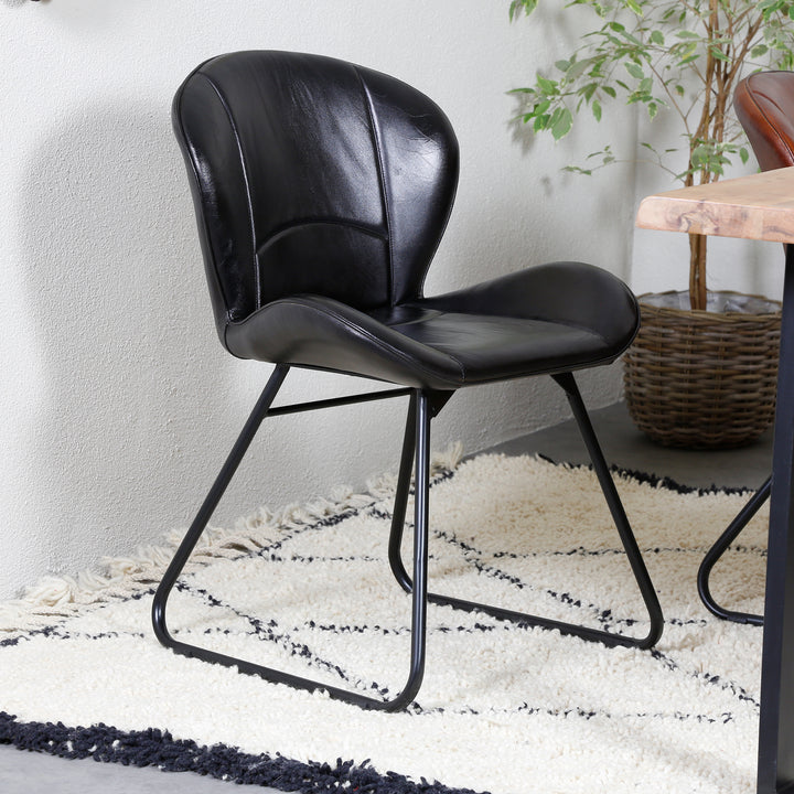Chaise en cuir noir