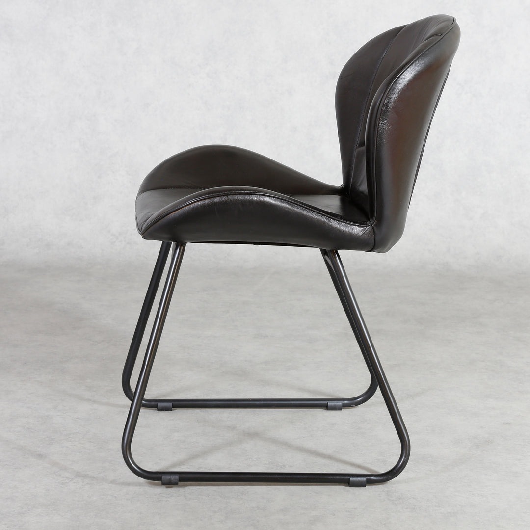 Chaise en cuir noir