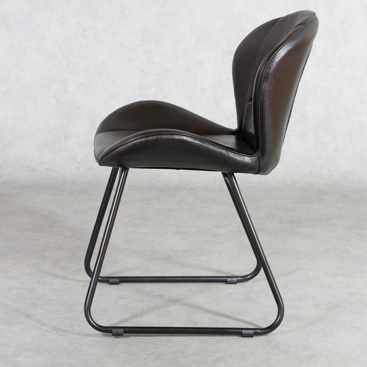 Chaise en cuir noir
