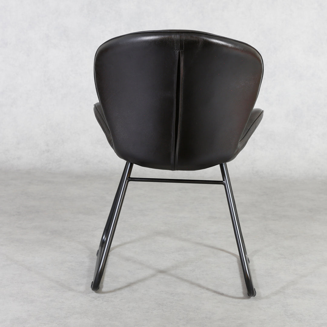 Chaise en cuir noir