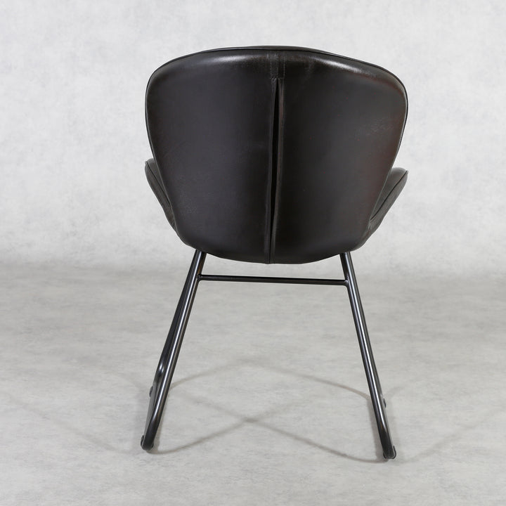 Chaise en cuir noir