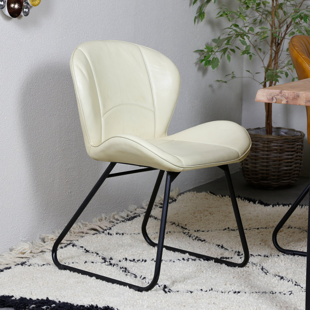 Chaise en cuir beige