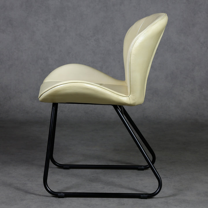 Chaise en cuir beige