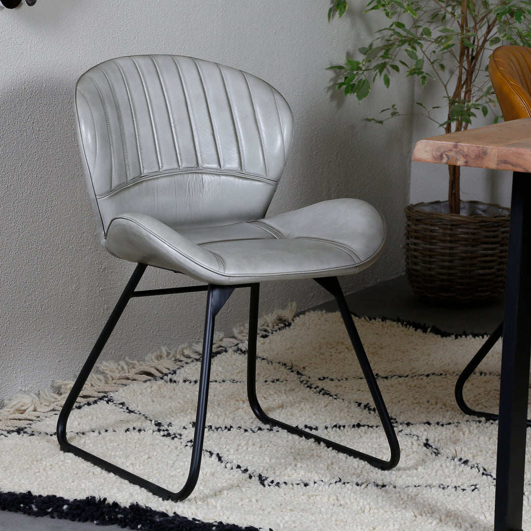 Chaise en cuir gris clair