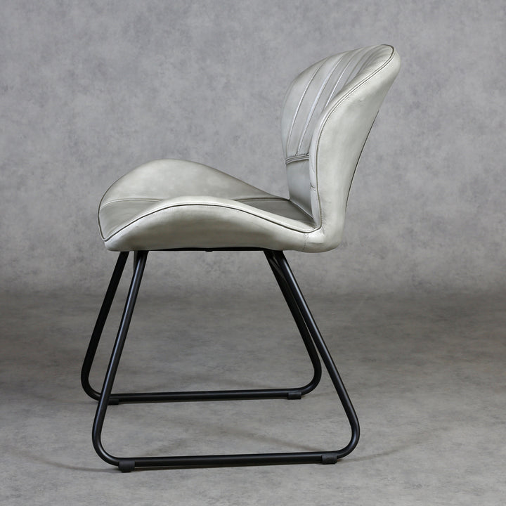 Chaise en cuir gris clair