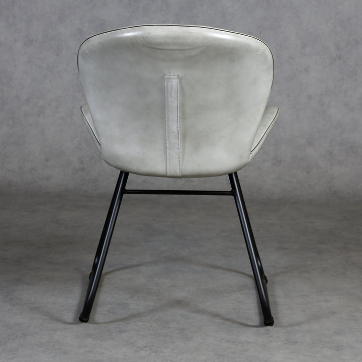 Chaise en cuir gris clair