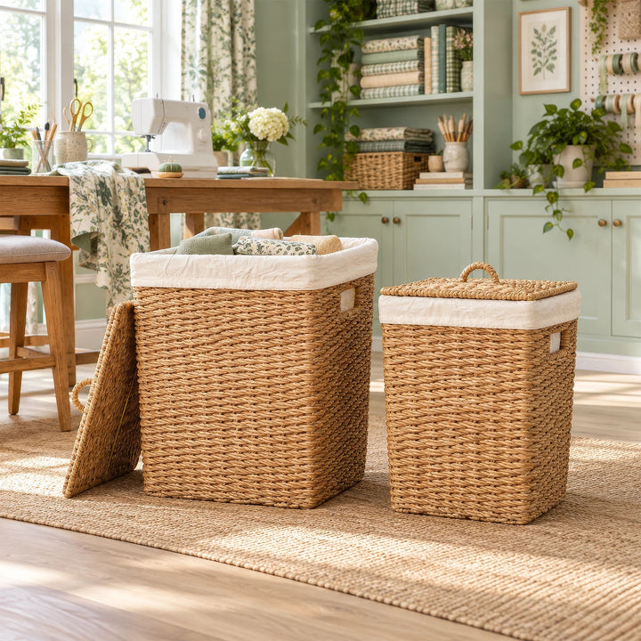 Deux paniers en jonc de mer près d’une table de couture : grand ouvert à gauche, petit à couvercle tressé à droite.