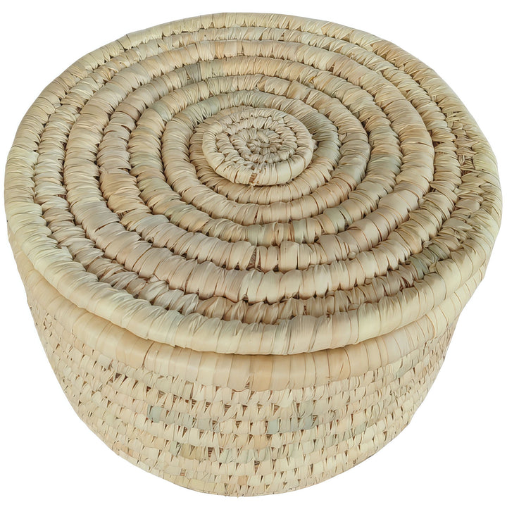 Panier de rangement rond en feuilles de palmier, d'un diamètre de 28 cm, muni d'un couvercle fermé orné d'un motif en spirale.