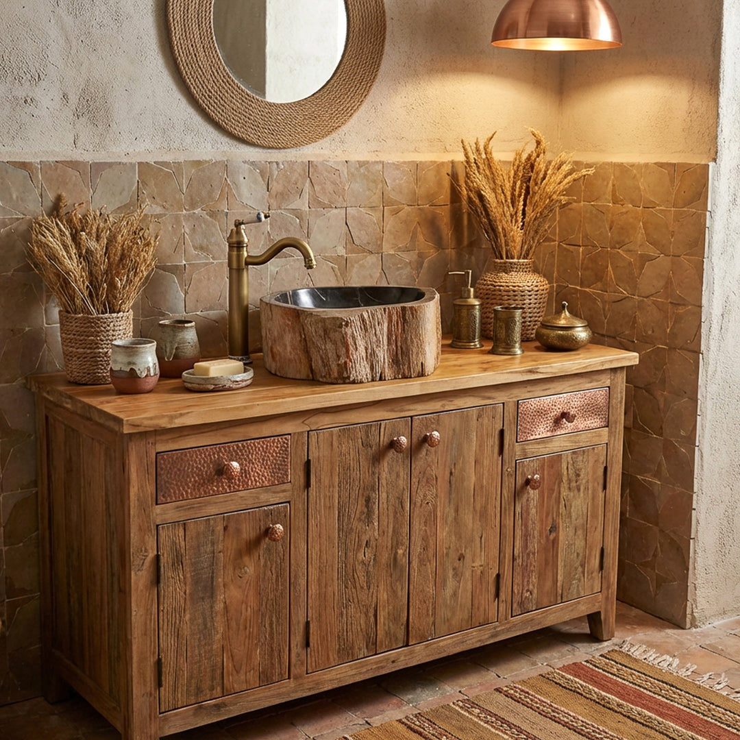 Vasque à poser en pierre aspect bois fossile, ronde Lavabo sur une vasque solide dans une salle de bain chaleureuse et naturelle avec du carrelage en terre cuite.