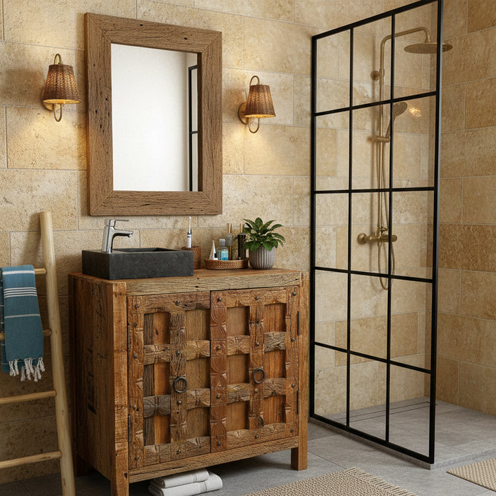 Angulaire Lavabo Fabriqué en pierre avec une surface sombre sur un lavabo en bois rustique dans la salle de bain chaleureuse, combiné avec des robinetteries chromées, un miroir en bois et une cabine de douche noire