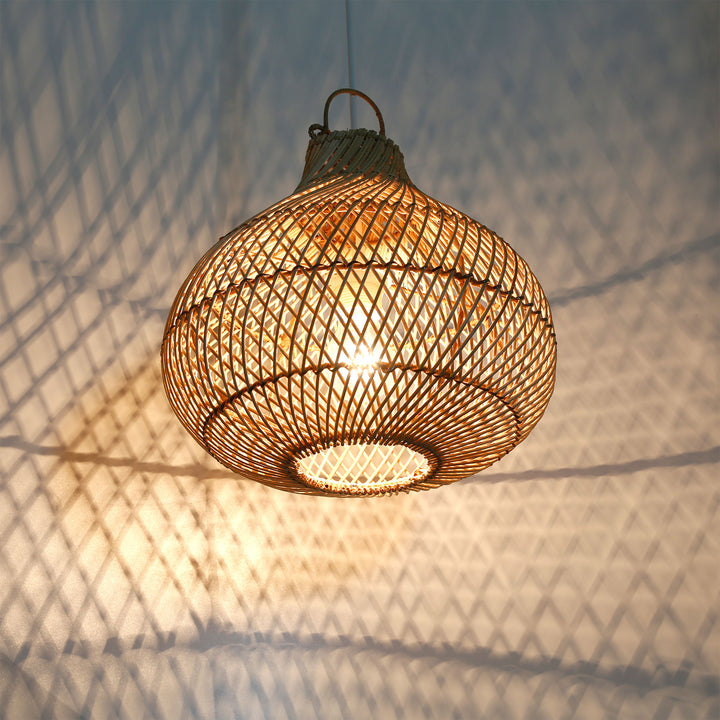 Handgefertigte Deckenlampe aus Rattan mit feinem Flechtmuster und faszinierendem Schattenspiel an der Wand