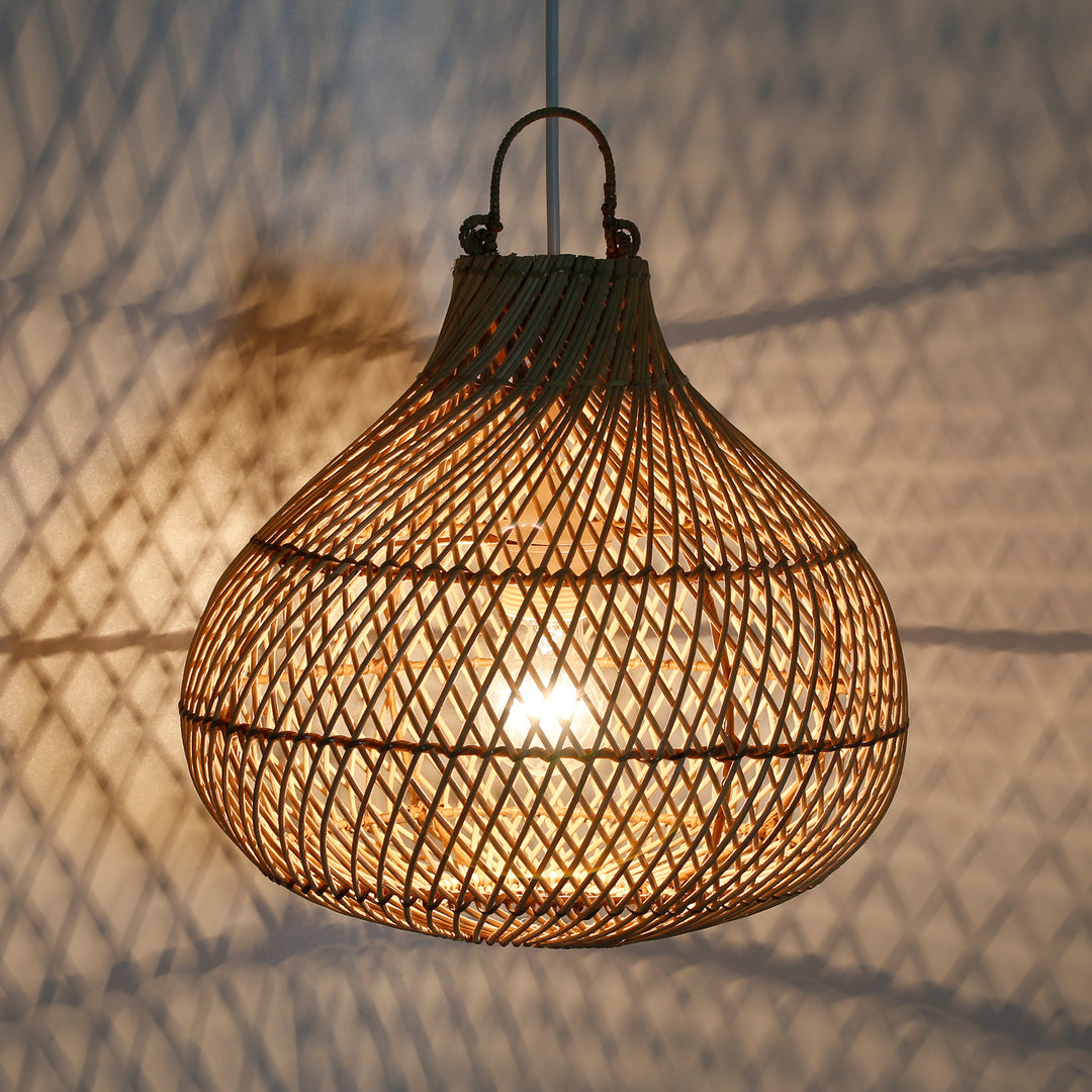 Handgefertigte Deckenleuchte aus Rattan mit warmem Lichtspiel an der Wand, sorgt für gemütliche Atmosphäre