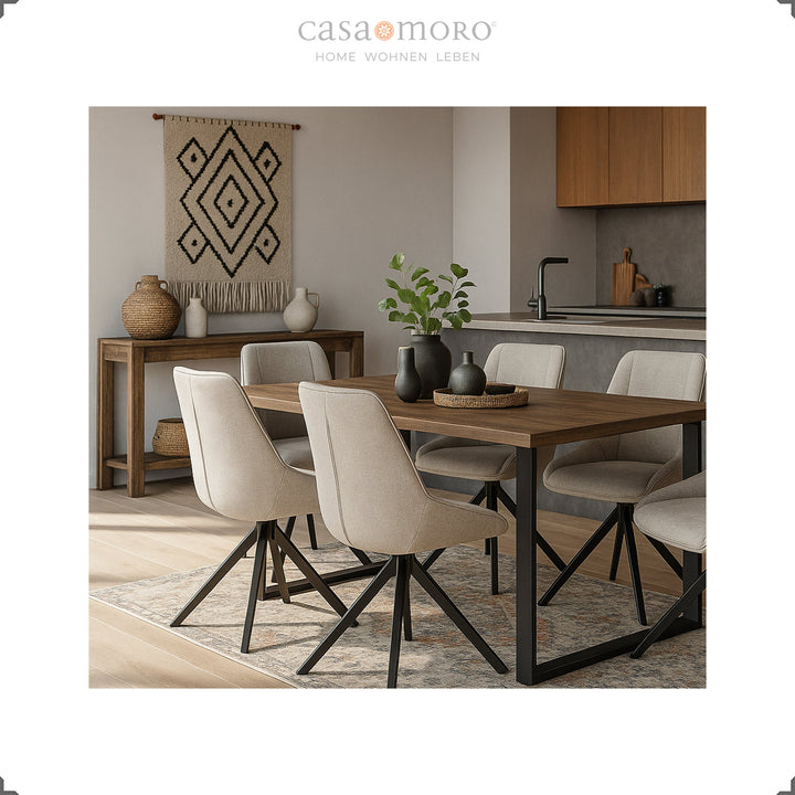 Esszimmer mit sechs 360° drehbaren Polsterstühlen in Hellgrau und schwarzem Metallgestell – harmonisches Wohnambiente mit Holztisch, Teppich und Wanddekoration