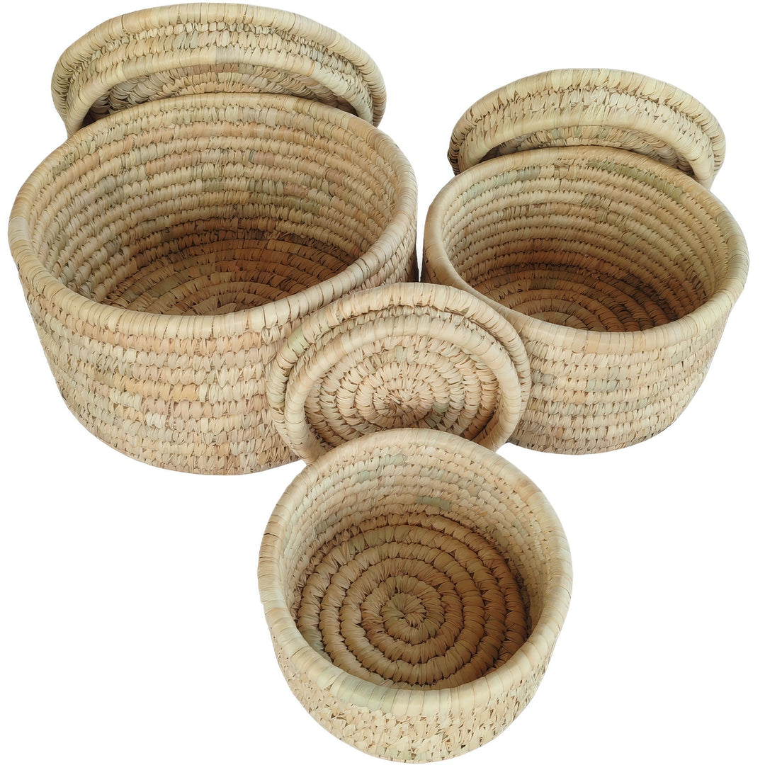 Trois paniers tressés ouverts en feuilles de palmier, dont les couvercles ont été retirés : d'une contenance de 3,5 litres, 7 litres et 15 litres.