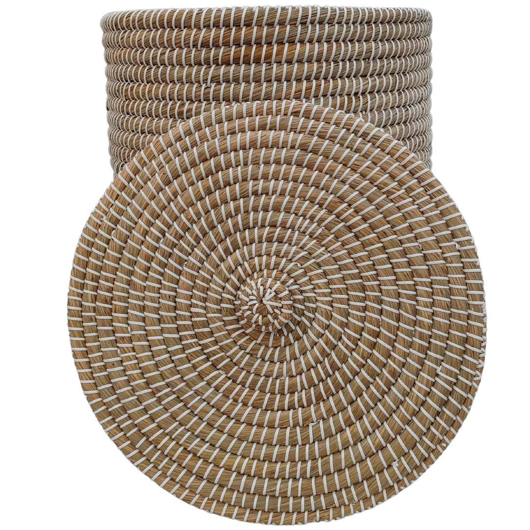 Panier tressé en jonc de mer, de couleur naturelle/blanche, d'une capacité d'environ 65 litres, dont le dessous du couvercle retiré est visible.