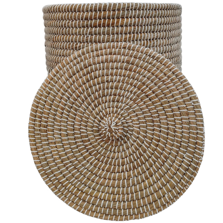 Panier tressé en jonc de mer, de couleur naturelle/blanche, d'une capacité d'environ 65 litres, dont le dessous du couvercle retiré est visible.