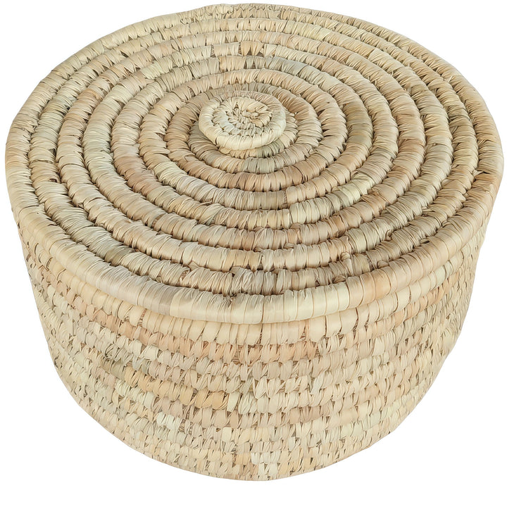 Panier rond tressé en feuilles de palmier, d'une capacité de 15 litres, doté d'un couvercle fermé et d'un motif tressé en spirale.