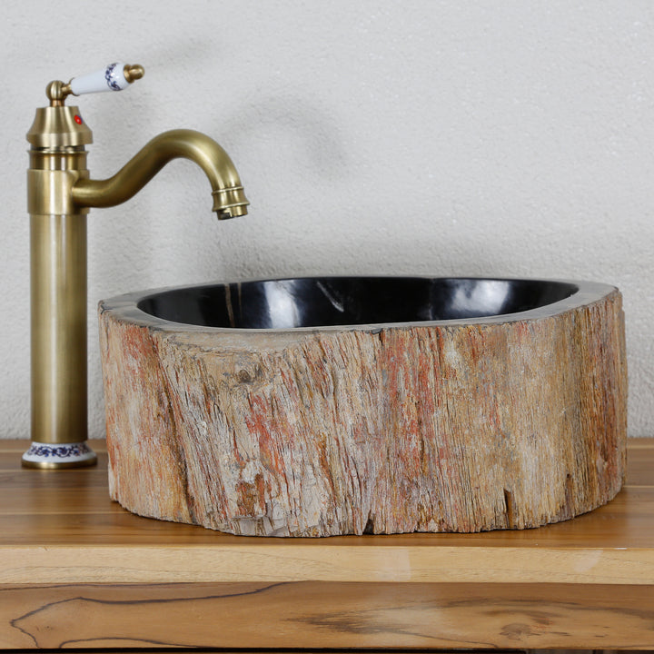 Lavabo Fabriqué en bois fossile avec une structure extérieure remarquable, lavabo rond en pierre sur un plan en bois combiné avec des raccords en laiton.