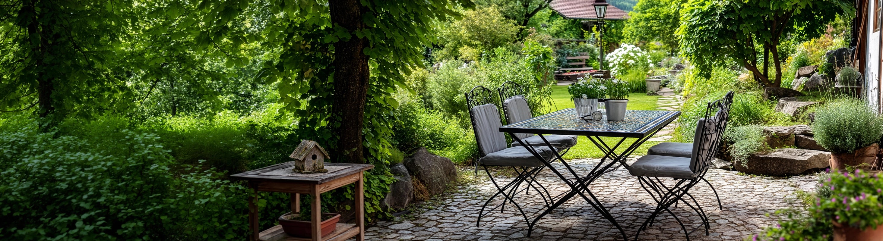 Jardin et terrasse – Garten mit Mosaiktisch und Sitzgruppe auf Natursteinweg unter Bäumen – stilvoller Outdoor-Bereich für Terrasse und Gartenmöbel