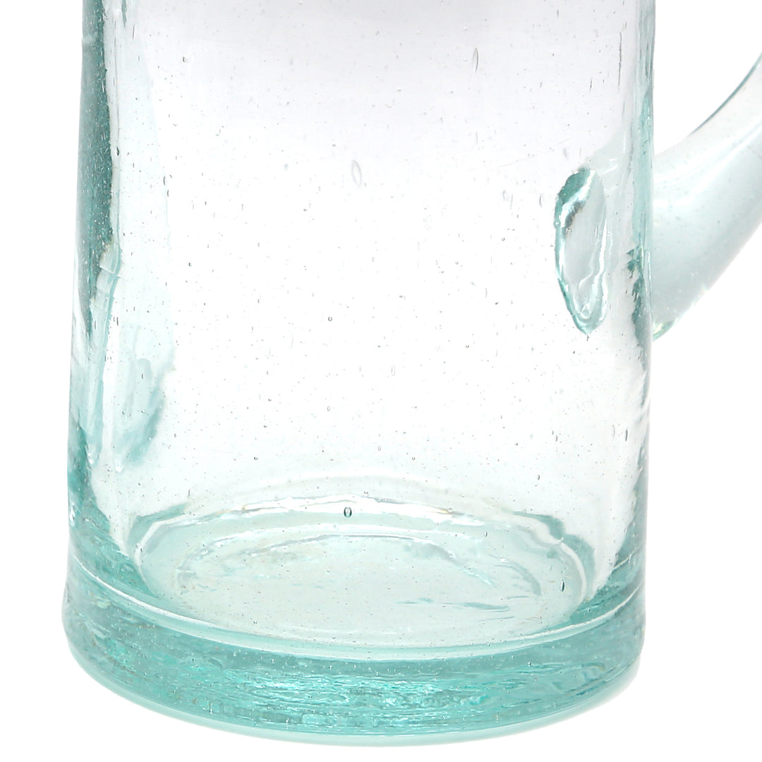 Glaskaraffe mit klarer Linienführung – perfekt für Tisch oder Küche