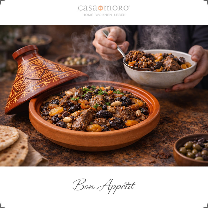 Marocain glacé Tagine avec décoration au henné, comme marmite pour l'agneau avec un mélange d'épices aromatiques