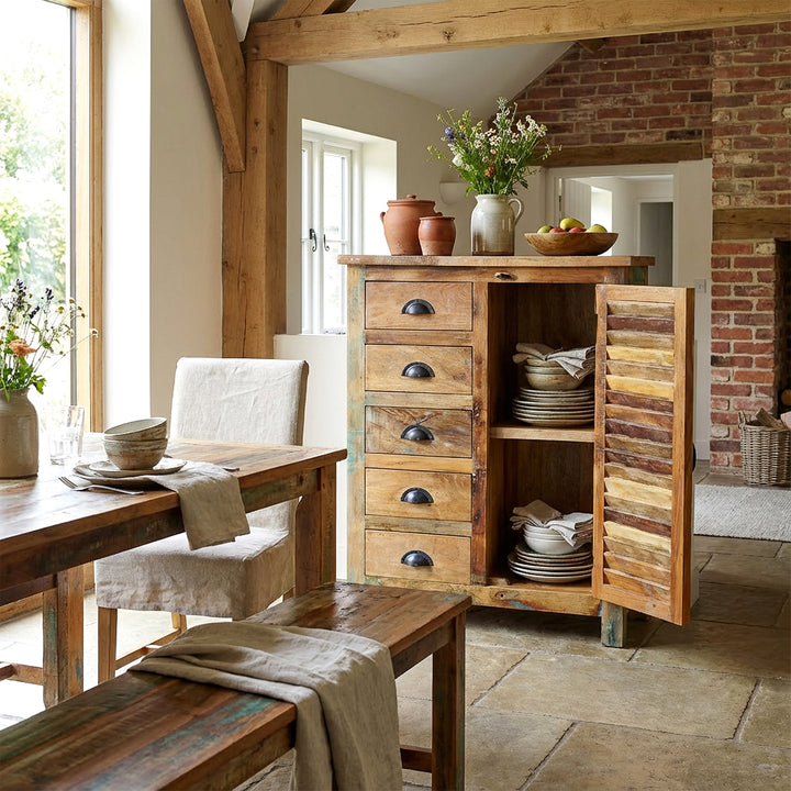 Highboard aus massivem Holz im Esszimmer mit geöffneten Türen, Geschirr im Innenraum, natürliche Vintage Wohnszene
