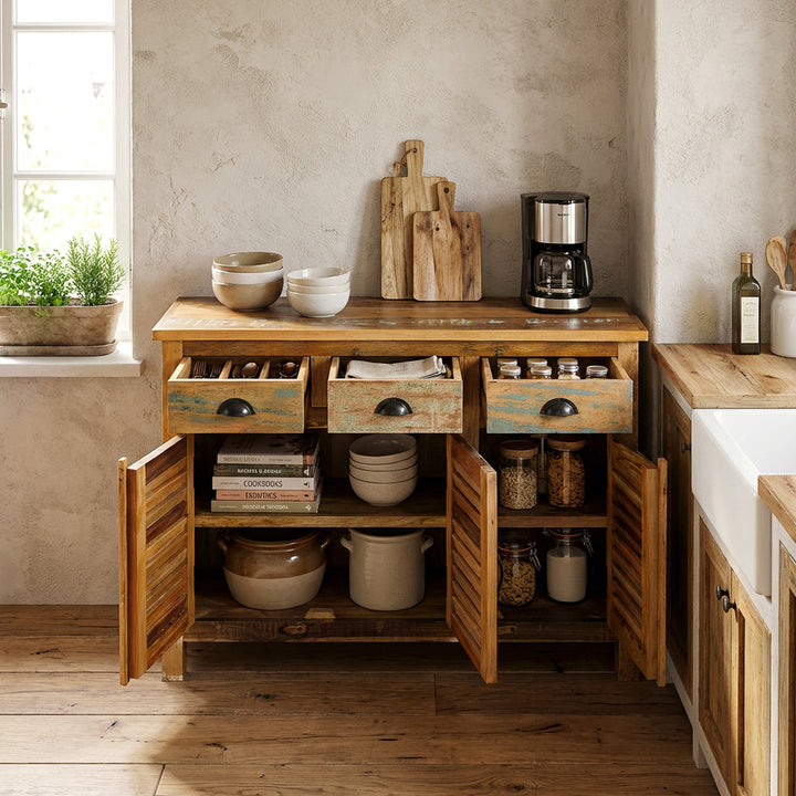 Buffet vintage en bois massif et bois de récupération avec tiroirs placés dans la cuisine