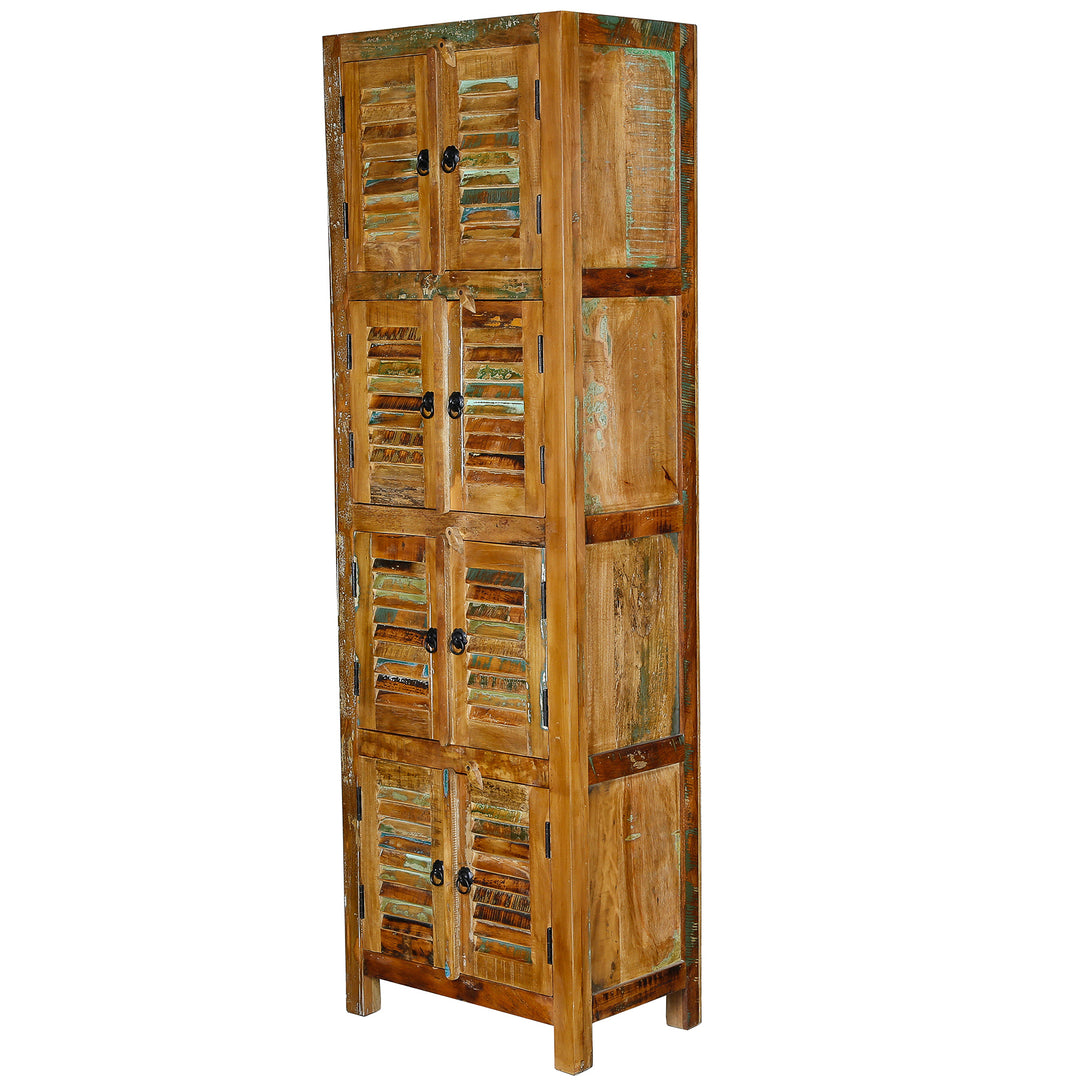 Armoire haute et étroite en bois massif et bois de récupération de style vintage, présentée sur pied