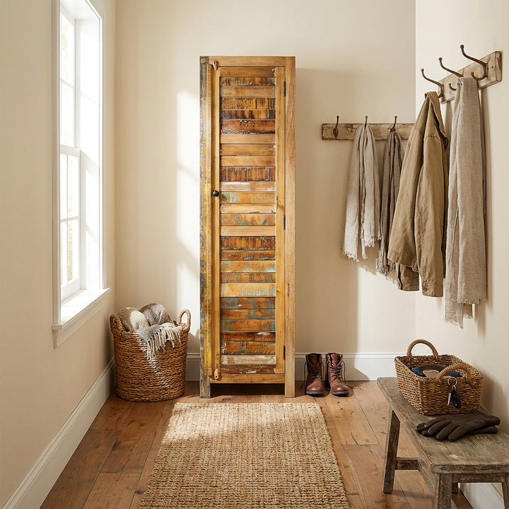 Armoire haute et étroite en bois massif et bois de récupération de style vintage, placée dans le couloir
