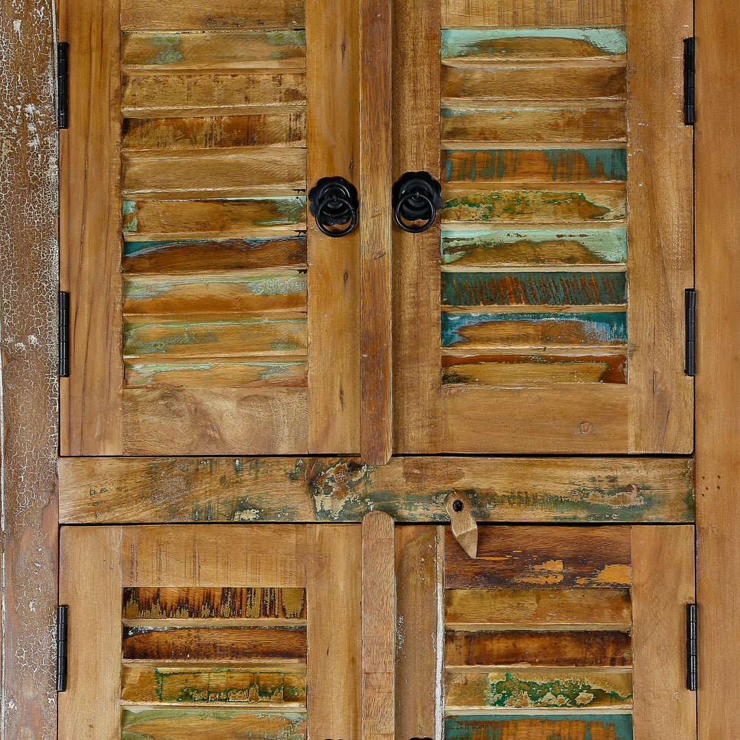 Vue détaillée d'une armoire haute en bois massif et bois de récupération de style vintage