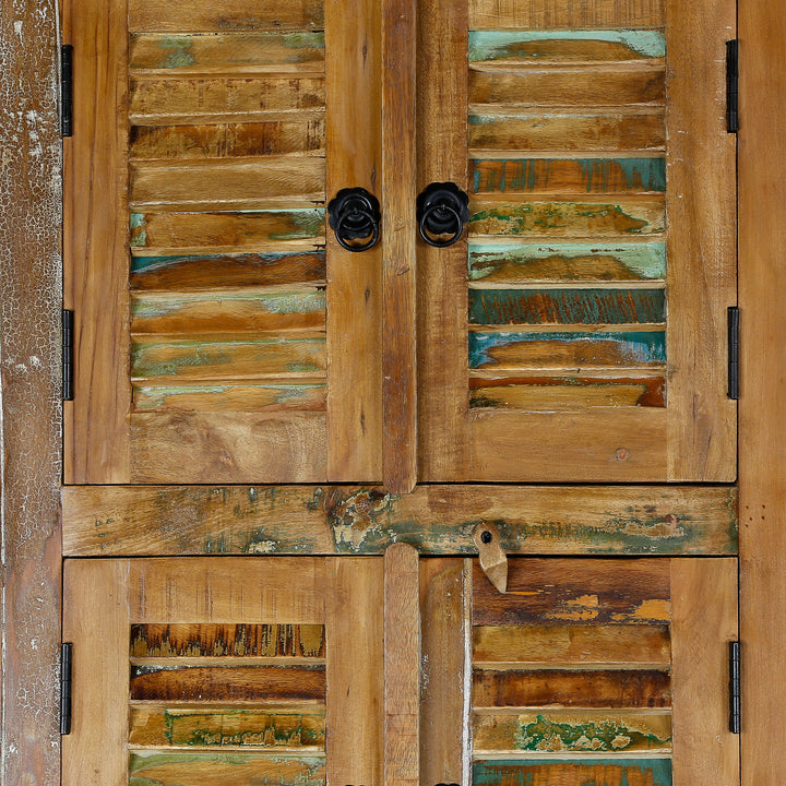 Vue détaillée d'une armoire haute en bois massif et bois de récupération de style vintage