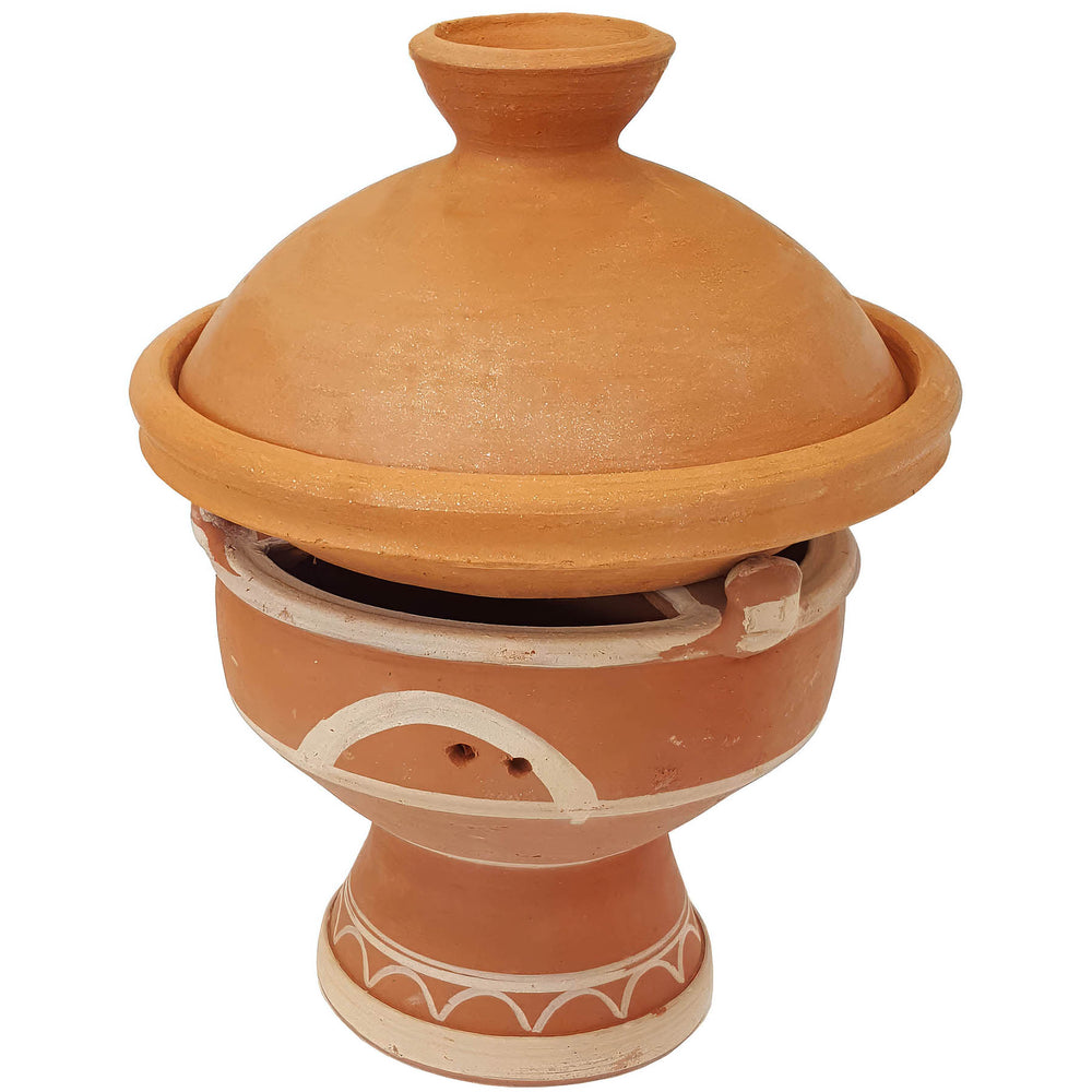 Tajine sur un réchaud marocain en argile, du mejmar pour le charbon de bois comme grill de table pour Tagine à la manière du Maroc