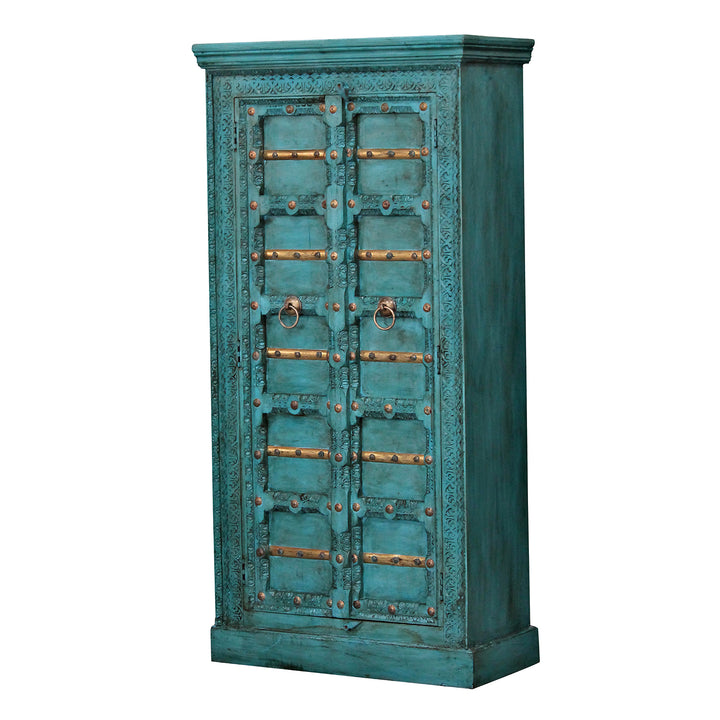 Armoire de rangement turquoise en manguier massif, à deux portes ornées et poignées anneaux, vue de trois quarts.