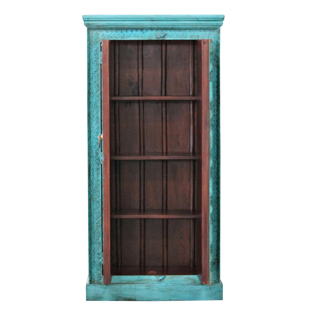 Armoire en manguier ouverte : trois étagères forment quatre compartiments, entourés d’un cadre turquoise.