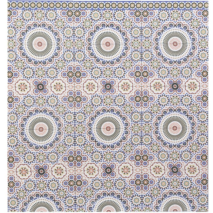 Frise en céramique avec motif oriental multicolore combinée à des carreaux muraux pour un design mural harmonieux