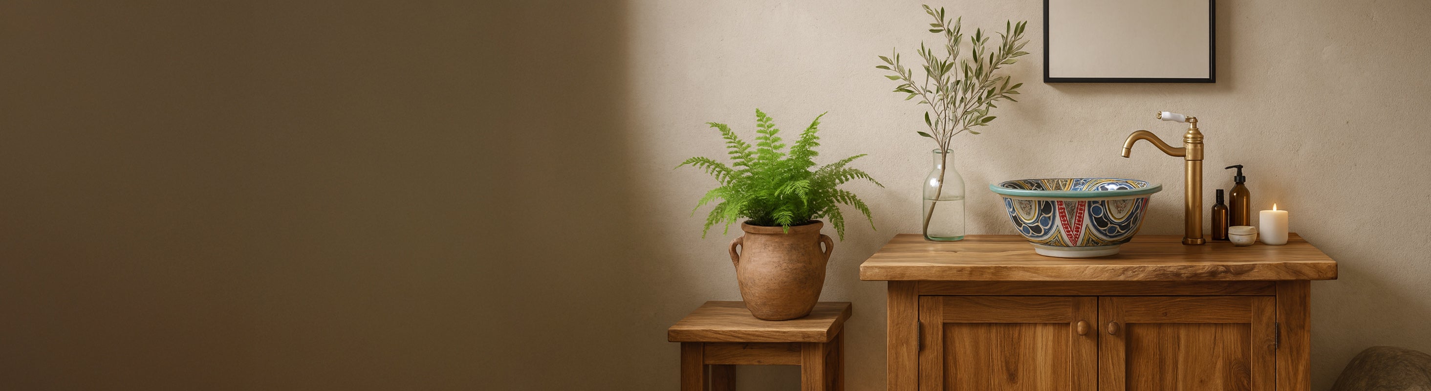 Lavabo en céramique – Stimmungsvolles Landhausbad mit weißer Kachelwand, Naturstein, rustikalem Holzwaschtisch und farbenfrohem marokkanischen Keramik-Waschbecken