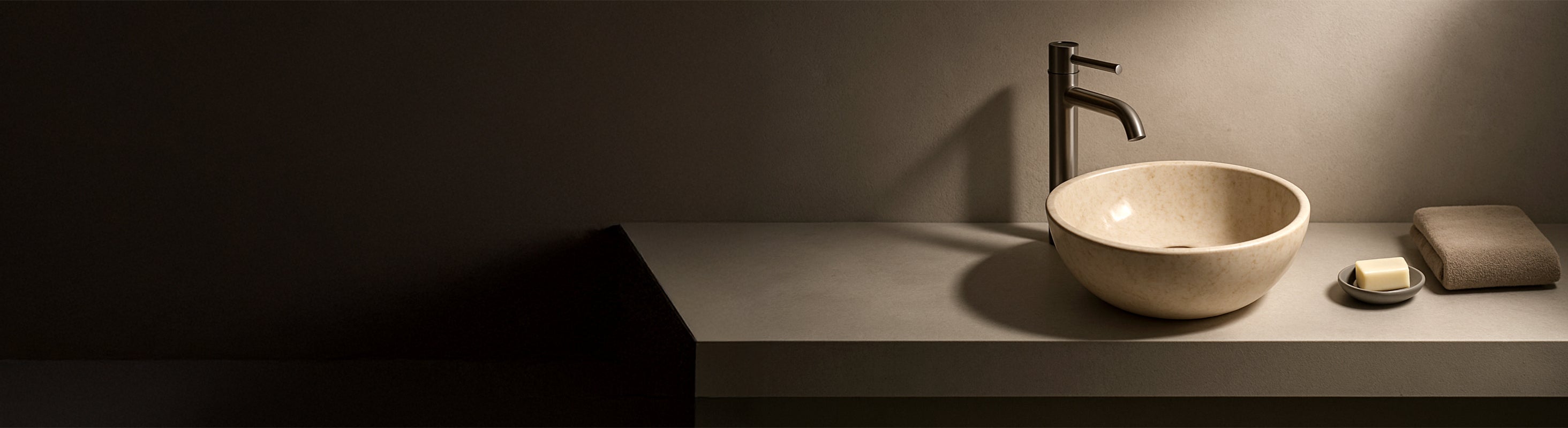 Marbre Lavabo – Salle de bain minimaliste avec pierre naturelle Lavabo en marbre, moderne et élégamment éclairé.