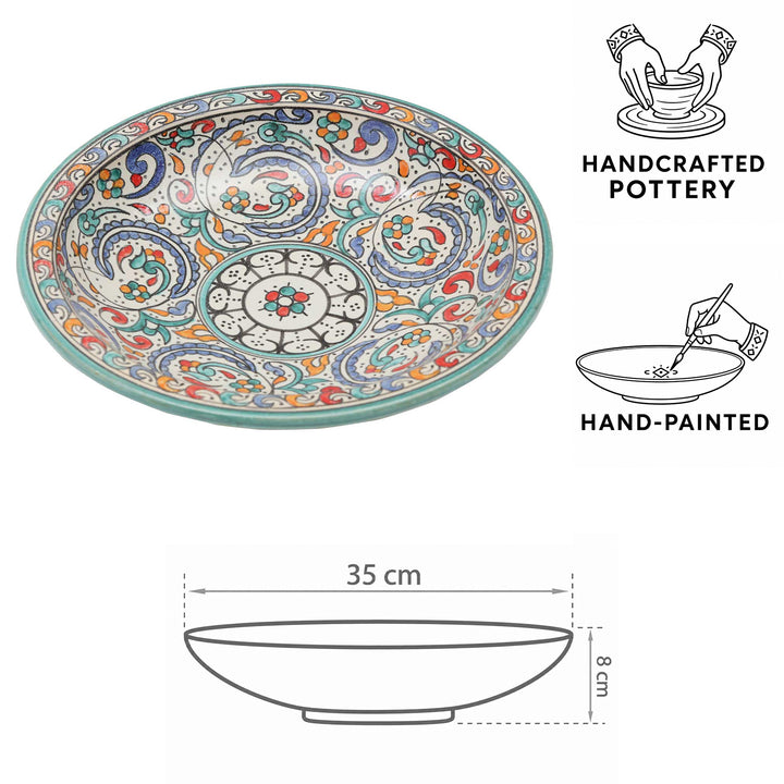 Bol en céramique marocaine peint à la main, avec un bord turquoise, des motifs floraux et les dimensions suivantes : Ø 35 cm et hauteur 8 cm