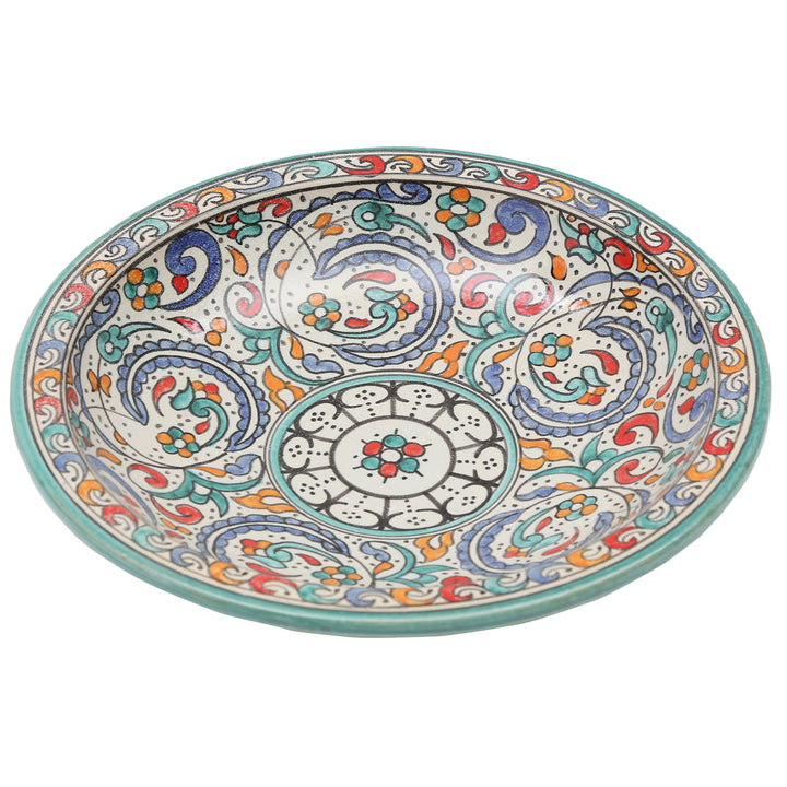 Grand plat en céramique marocaine, avec un bord turquoise et un décor floral