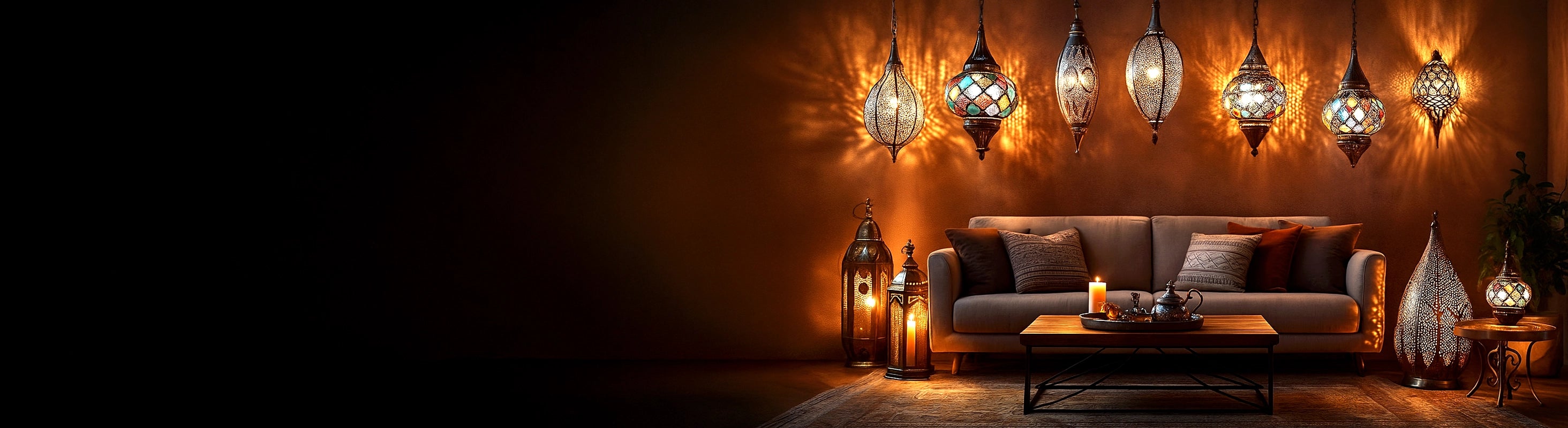 Lampes marocaines – Salon avec lampes marocaines, lanternes suspendues et appliques à la lumière chaude, décoré de canapés, d'accessoires en laiton et en cuir