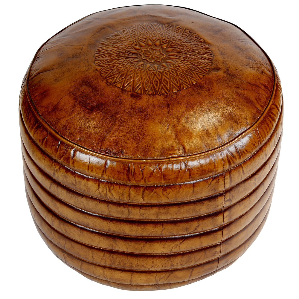 Runder Leder Pouf in warmem Braun mit feiner Oberflächenprägung im Nahblick