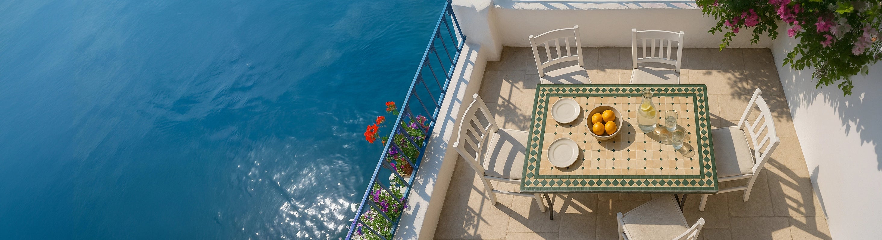 Tables mosaïques 120x80 – Table mosaïque 120x80 cm de forme rectangulaire avec coin salon sur balcon ou terrasse en bord de mer - grande table pour repas partagés