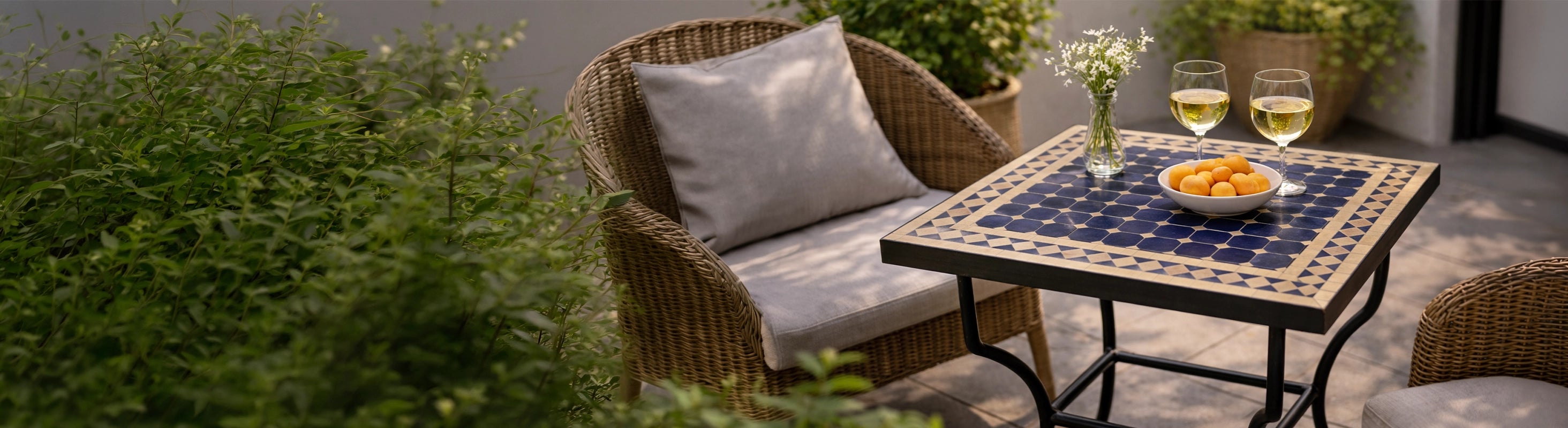 Tables mosaïques 60x60 – Table carrée 60x60 cm avec carreaux de zellige (mosaïque) sur terrasse à côté d'une chaise longue avec boissons et bol décoratif