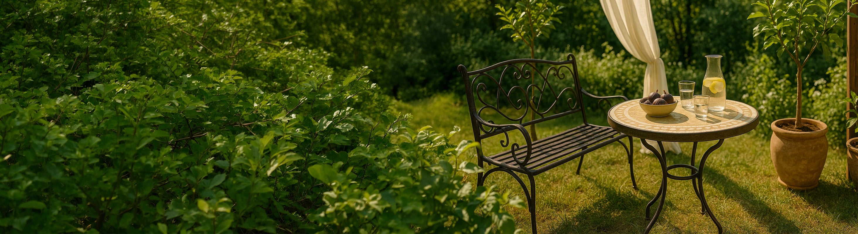 Tables en mosaïque – Runder Mosaiktisch mit Zellige-Fliesen und schmiedeeisernem Gestell im Garten neben Bank und Pflanzen – ideal für Terrasse und Balkon