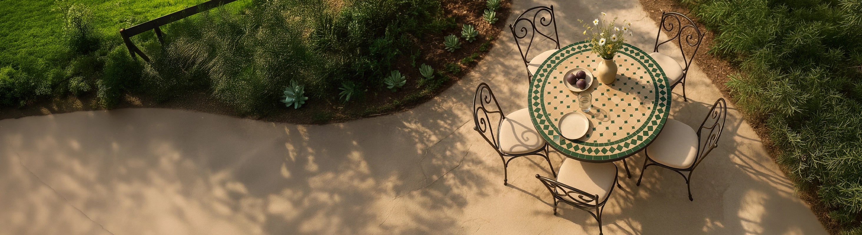 Tables mosaïques rondes – Runder Mosaiktisch mit grünen Zellige-Fliesen und schmiedeeisernen Stühlen auf Terrasse im Garten – ideal für Balkon und Außenbereich